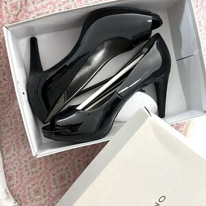 Bandolino Rainaa Pump NWT in box. Size medium 91/2